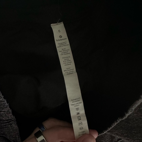 Lululemon Wind Shorts - Size 6 - Picture 2 of 4